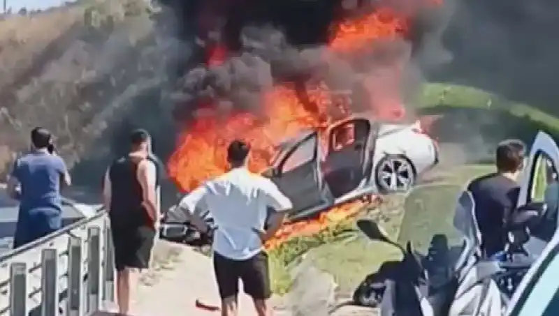 TEM Otoyolu’nda Kaza: Otomobil Alev Alev Yandı, Sürücü Son Anda Kurtuldu